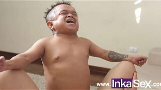 Jorgito el Guayaco enano se disfraza enga&ntilde;_a y se folla a Milf latina de grandes tetas delante de su esposo